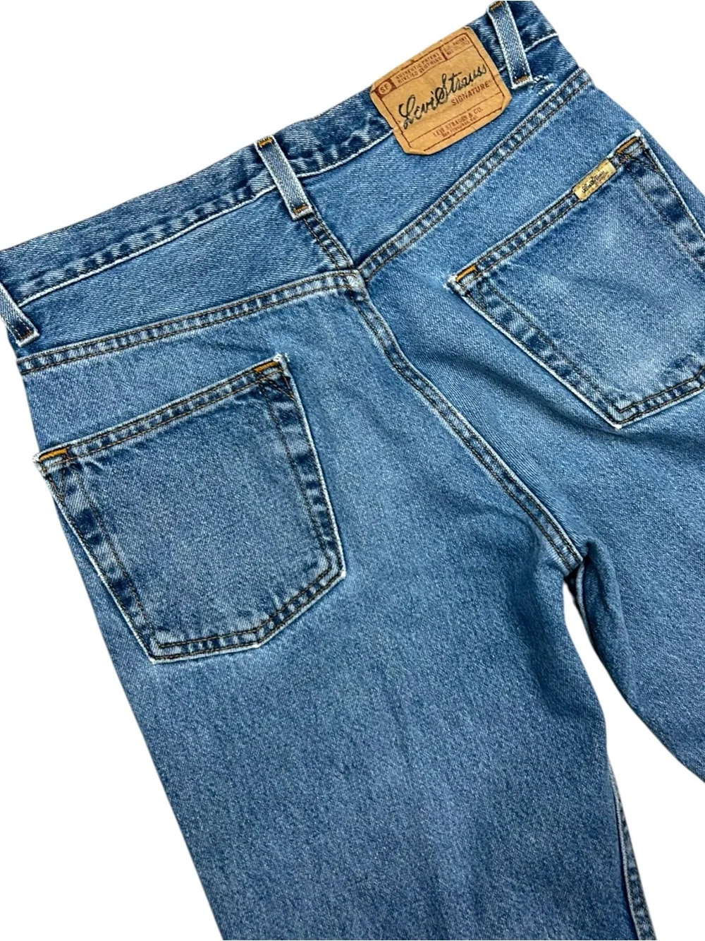 Vintage Levi’s Signature Relaxed Fit W30 L30 Light Wash Distressed Denim Jeans